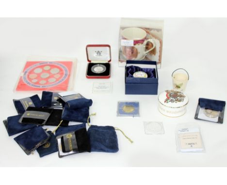 A LARGE COLLECTION OF ASSORTED COLLECTABLE COINS to include commemorative crowns, Westminster Collection 1937 crown, Golden W