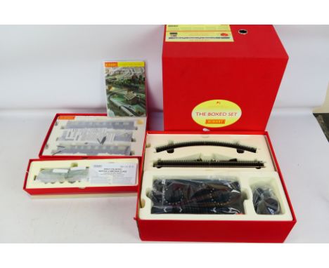 Hornby - A OO scale premier train set in R1066 box containing Battle Of Britain Class 4-6-2 34081 "92 Squadron" with 3 Pullma