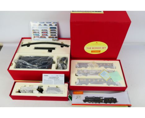 Hornby - A OO scale premier train set in R1066 box containing 2-8-0 Class 8F 8453 with 3 Pullman passenger coaches. Item appe