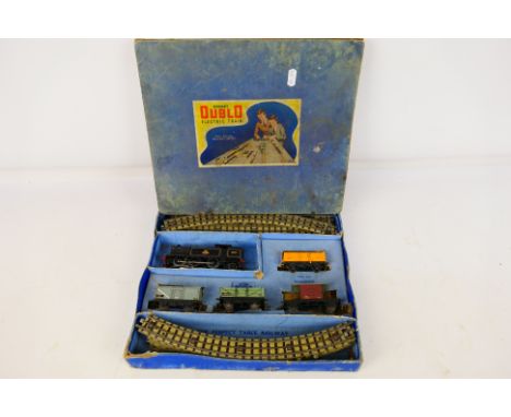 Hornby Dublo - A Boxed vintage 3-rail Electric Train Set in OO Scale. Containing BR Class N2 0-6-2T 69567, four wagons and tr