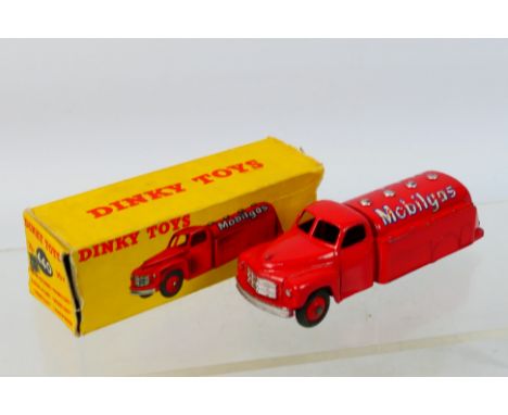 Dinky - A boxed Studebaker Petrol Tanker in Mobilgas livery # 440. The model appears in Good condition with some wear. The bo