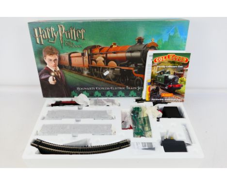 Hornby - Harry Potter - A Boxed OO scale R1095 Harry Potter and the Order of the Phoenix Hogwarts Express Train Set. Set appe
