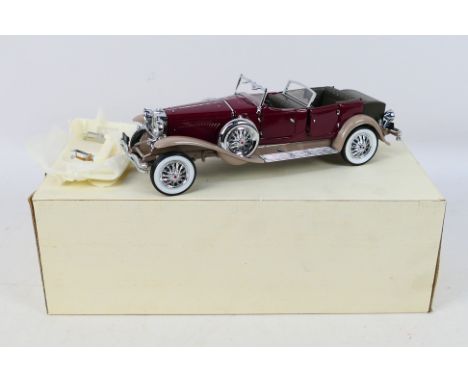 Franklin Mint - A boxed 1/24 scale 1930 Duesenberg J Dderham Tourster. Item appears in excellent-near mint condition, with it