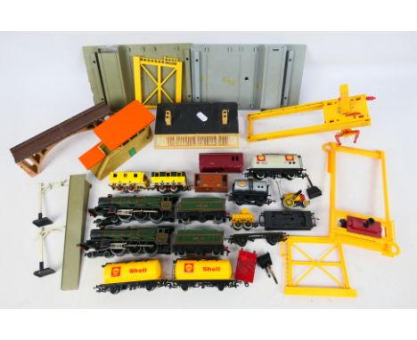 Tri-ang - Hornby - Dublo - An assortment of unboxed OO scale railway items to include 0-2-2 Stephensons Rocket (missing 1 coa