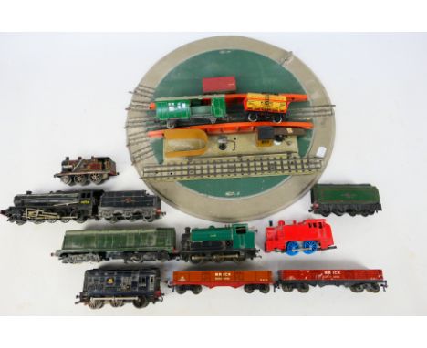 Hornby Dublo - Bing - Tri-ang - A collection of mostly OO gauge items including turntable, 3 rail 4-8-0 locomotive number 481