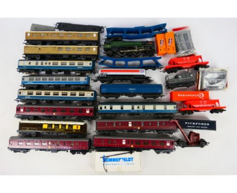 Tri-ang - Hornby - Lima - A collection of approximately 20 unboxed OO gauge items to include Passenger Coaches of various typ