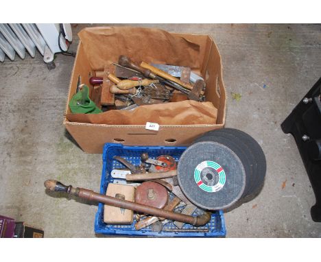 A box and tray of stone cutting discs, flit gun, wire brushes, carpentry tools etc.