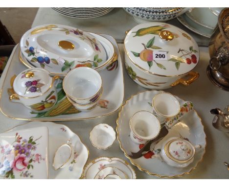 Royal Worcester Evesham pattern dinnerware and a qty. of Crown Derby 'Derby Posies' pattern tableware