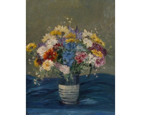 Henry Gundlach, attr., Blumenstilllebenirdene Vase mit großem Strauß von Sommerblumen, auf einem blauen Tuch stehend, pastose