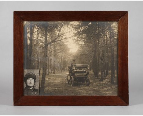 Fotografie Mercedes Benzum 1900, Bromsilberabzug eines Mercedes Benz in der Natur, mit Portraitbild der Fahrerin, wohl Merced