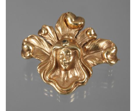 Jugendstilbroscheum 1900, Gelbgold geprüft 585/1000, rückseitig Stempel Deposé, Portrait einer jungen Frau, umgeben von Feder