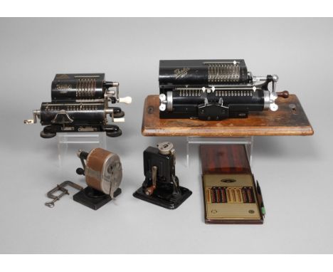 Konvolut Bürozubehör1930er Jahre, dabei Rechenmaschine Thales Patent, im originalen Eichenetui, dazu Rechenmaschine Muldivo P