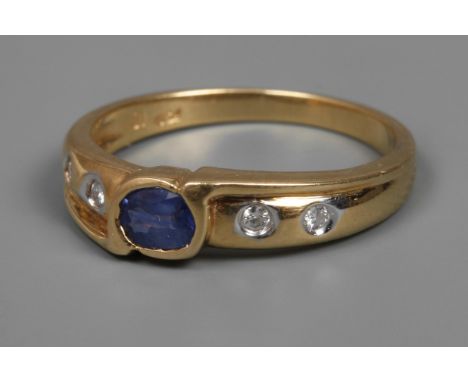 Damenring mit Saphir und Brillantenneuzeitlich, Weiß- und Gelbgold gestempelt 18 K = 750/1000, besetzt mit einem kornblumenfa