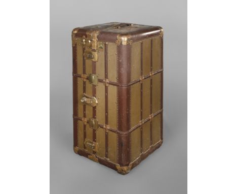 Großer Überseekoffer USA gemarkt The Belber Trunk and Bag &amp;amp; Co., um 1920, Korpus aus Fieberglas, mit messingfarbenen 
