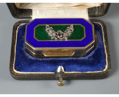 Feine Pillendosewohl Russland, 20. Jh., in der Art von Fabergé gestaltetes Modell, innen gestempelt 22, polygonal facettierte