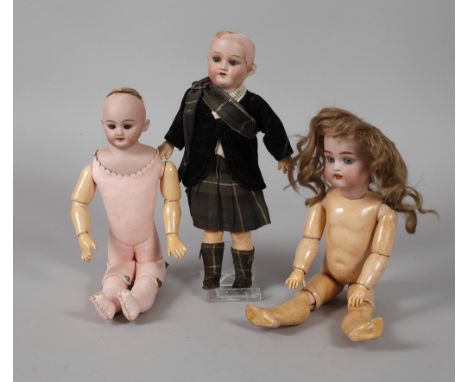 Drei kleine Porzellankopfpuppen mit Kindergesichtum 1910, Schotte gemarkt Made in Germany Armand Marsaille 390n D.R.G.M. 246/