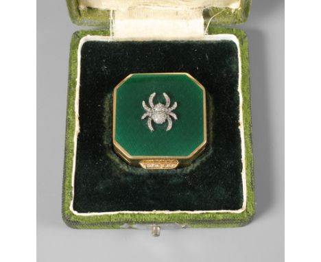 Feine Pillendosewohl Russland, 20. Jh., in der Art von Fabergé gestaltetes Modell, innen gestempelt 4, polygonal facettierter