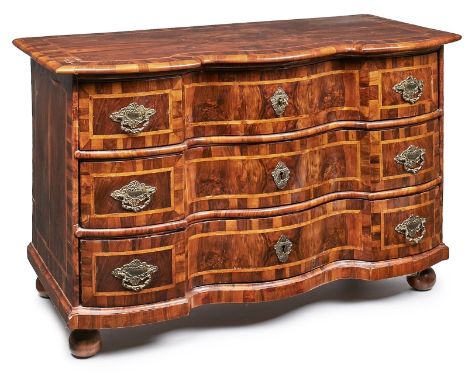Barock-Kommode, süddt. Mitte 18. Jh.Nussbaum furniert m. Wurzelnussbaum furnierten Feldern, gerahmt v. Bandintarsien in Ahorn