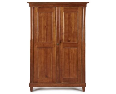 Biedermeier-Schrank, süddt. 19. Jh.Kirschbaum massiv. Hochrechteckiger Korpus, 2-türige Front u. Seiten m. vertieften Füllung