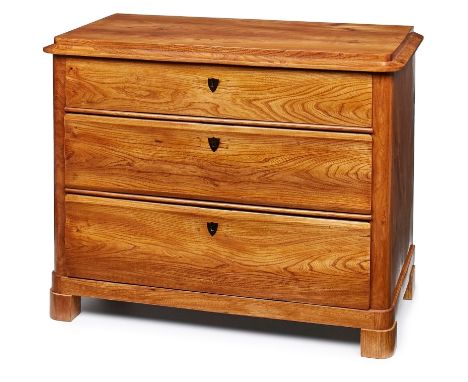 Spätbiedermeier-Kommode, süddt. 19. Jh.Esche massiv u. Esche furniert. 3-schübige Front, abgeschrägte Ecken, abgetrepptes Ges