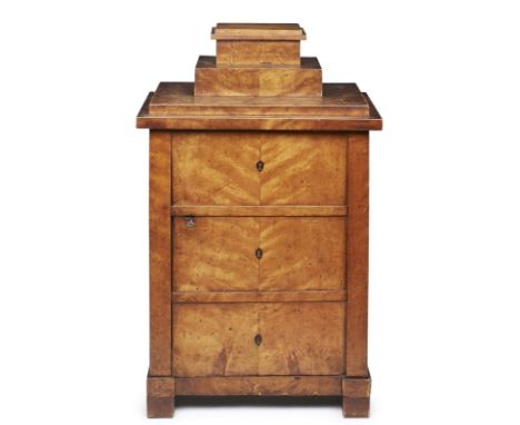 Kl. Biedermeier-Halbschrank,süddt. um 1820. Geflammte Birke furniert. Rechteck. Wandung m. 1 dreifach unterteilten Tür in Sch
