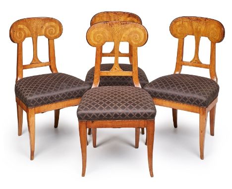 Satz v. 4 Biedermeier-Schaufelstühlen,Österreich um 1825. Kirschbaum furniert. Schaufelförmige Rückenlehne m. volutenförmiger