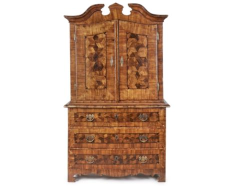 Barock-Aufsatzkommode, norddt. um 1760.Nussbaum furniert m. Nussbaum furnierten Füllungsfeldern mit Würfelmarketerie, gerahmt