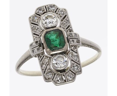Smaragd-Diamant-Ring, Art Déco um 1920.18 kt GG/WG, mittig besetzt m. 1 Smaragd im Smaragdschliff flankiert v. 2 Altschliff-D