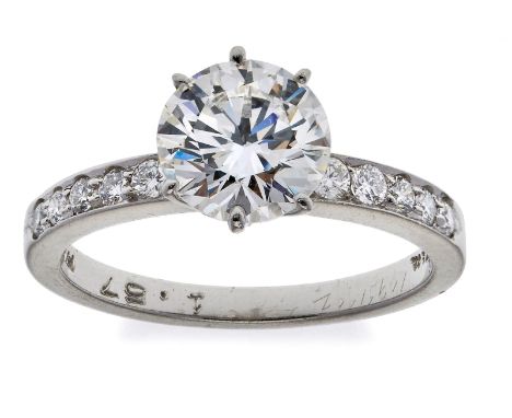 Brillant-Ring, Tiffany &amp; Co.Platin, mittig besetzt m. 1 Brillant v. 1,57 ct&nbsp;(Farbe H-J/ Reinheit vvsi-vsi) flankiert