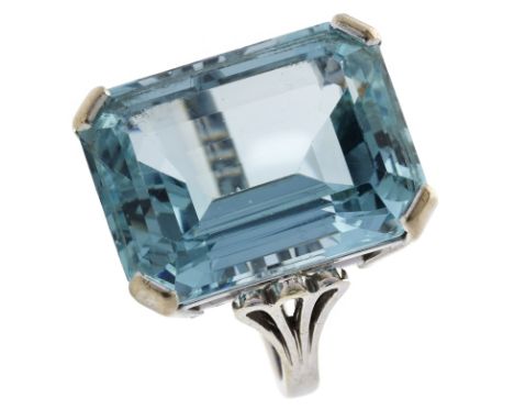 Aquamarin-Ring.14 kt WG, besetzt m. 1 Aquamarin im Smaragd- Schliff v. 22,65 ct. Palmettenförm. Ringschultern. Schmale polier