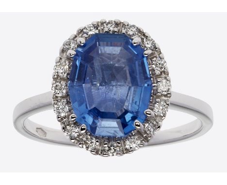 Saphir-Brillant-Ring.18 kt WG, mittig besetzt m. 1 oval facettierten Saphir v. 2,39 ct umgeben v. 16 kl. Brillanten v. zus. 0