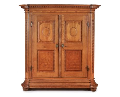 Louis-XVI-Schrank, Rheinland um 1780.Eiche u. Kirschbaum massiv m. Flachrelief- schnitzerei, Bandelwerk m. Würfelecken. In d.