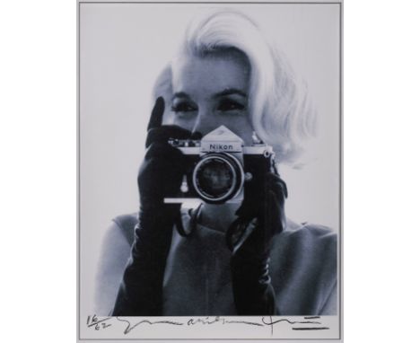 Fotografie Bert Stern1929 New York City - 2013 New York City "Marilyn Monroe - The last sitting - Portrait with Nikon Camera"