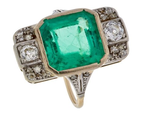 Smaragd-Diamant-Ring, Art Déco um 1925.14 kt GG/WG, mittig besetzt m. 1 Smaragd im quadrat. Smaragd-Schliff flankiert v. 2 Al