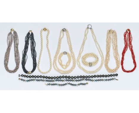 12-tlg. Konvolut versch. Armbänder u. Ketten.Zuchtperlen/Koralle/Glas, Schließen GG/WG/ Metall vergoldet, teilw. m. Diamanten