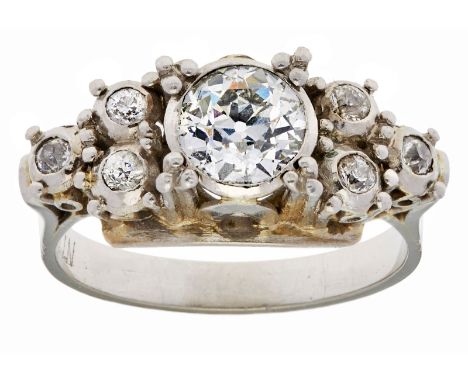 Diamant-Ring um 1910.Platin/18 kt WG, mittig besetzt m. 1 Altschliff- Diamant v. ca. 1,10 flankiert v. 6 kl. Altschliff- Diam