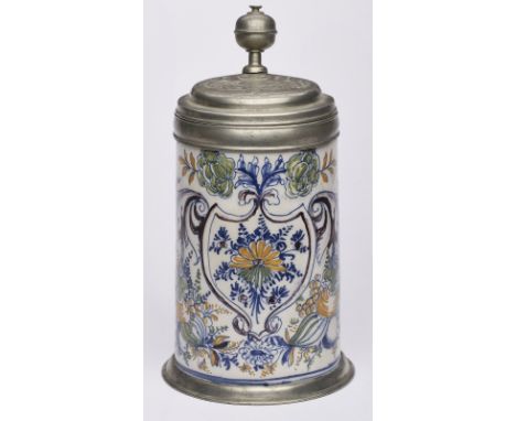 Gr. Walzenkrug, Schrezheim datiert 1776.Wandung m. polychromer Bemalung, Kartusche m. Blüten u. Rankenwerk, Deckel u. Fußring