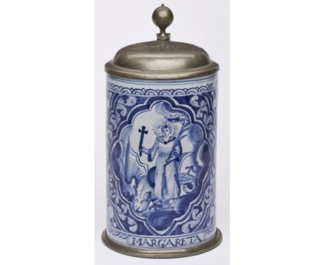 Walzenkrug, Nürnberg 18. Jh.Blaudekor. Walzenförmige Wandung m. 2 Kartuschen, darin Heiligenfigur "Heilige Margareta", dazwis