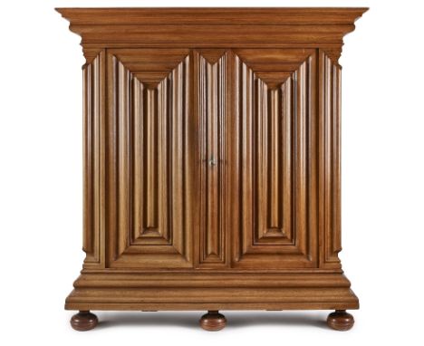 Frankfurter Nasenschrank um 1750.Eiche massiv. In d. Front 2 Türen m. breiter Anschlagleiste in Wellengliederung, Ecken m. Na