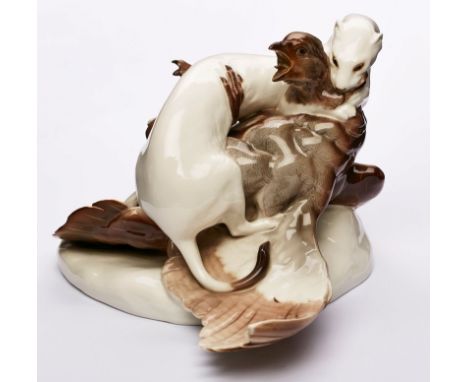 Hermelin mit Rebhuhn, Jugendstil,Nymphenburg um 1910. Entw.: Theodor Kärner. Flacher Rundsockel, darauf bewegte Szene eines H