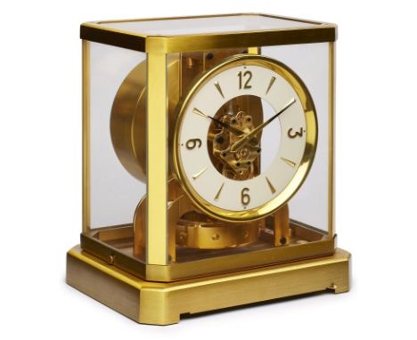 "Atmos"-Uhr, Jaeger LeCoultre Ende 20. Jh.Verglastes Gehäuse aus gebürstetem Messing m. abgeschrägten Ecken. Weißer Emaille-Z