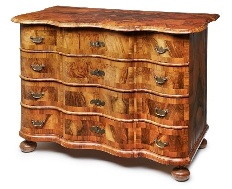 Barock-Kommode, süddt. um 1750.Nussbaum furniert m. Wurzelnussbaum furnierten Füllungsfeldern, Doppelt geschweifte 4-schübige