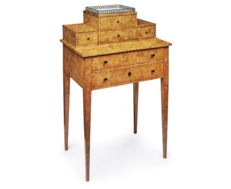 Nähtisch, Klassizismus, Russland um 1800.Karelische Maser-Birke furniert. Rechteck. Wandung, darin 2 Schübe, davon 1 Schub m.