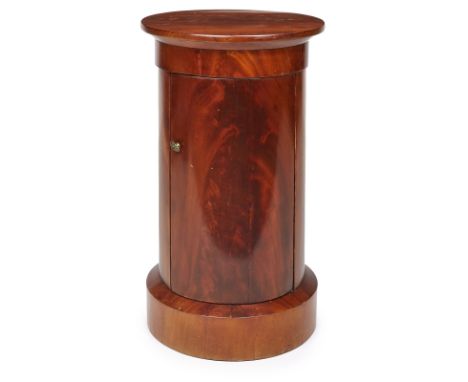 Biedermeier-Säulenschränkchen,norddt. um 1830. Mahagoni furniert u. Pyramidenmahagoni furniert. Zylindrische Wandung m. 1 Tür
