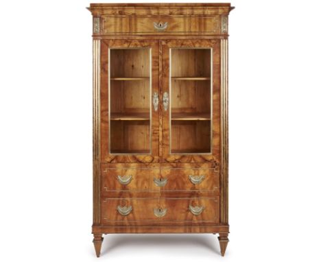 Empire-Stil-Vitrine,Österreich 1. Hälfte 19. Jh. Nussbaum massiv, Nuss- u. Wurzelnussbaum furniert. In d. Front zwei 3/4 verg