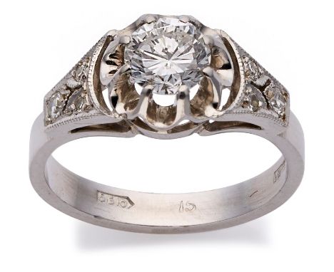Diamant-Ring18 kt WG, mittig besetzt mit 1 Brillant von ca. 1 ct (weiß/ piqué) in einer hohen Krappenfassung, flankiert von i