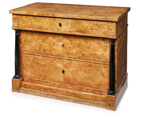 Biedermeier-Kommode, norddt. um 1825.Wurzelbirke furniert. 3-schübige Front, oberster Schub vorkragend, flankiert v. 2 einges