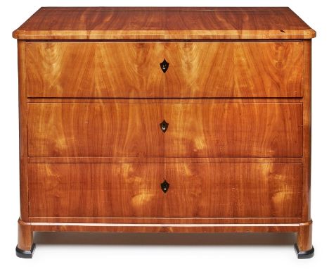 Biedermeier-Kommode, süddt. um 1830.Kirschbaum furniert. Gerade 3-schübige Front, abgerundete Ecken, Platte m. abgeschrägter 