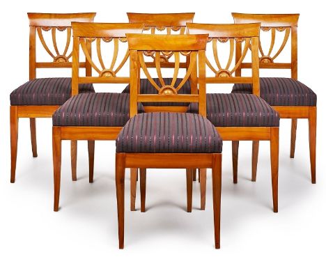 Satz v. 6 Biedermeier-Stühlen,süddt. 1. Hälfte 19. Jh. Gestelle Kirschbaum furniert. Durchbrochene Rückenlehne m. korbförmige