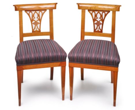 Paar Biedermeier-Stühle, süddt. um 1825.Kirschbaum massiv u. Kirschbaum furniert. Rückenlehne m. durchbrochener Zierverstrebu